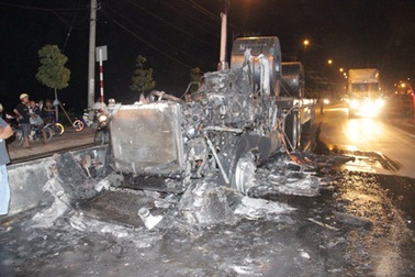 Xe đầu kéo tiền tỉ cháy rụi thành đống tro tàn