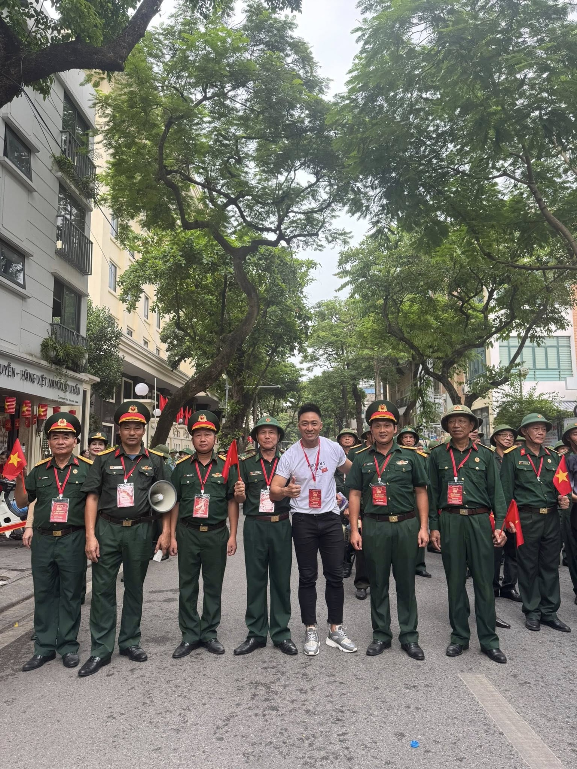 NSND Xuân Bắc đến thăm dàn nghệ sĩ hợp luyện ở Quảng trường Ba Đình - 13 NSND Xuân Bắc đến thăm dàn nghệ sĩ hợp luyện ở Quảng trường Ba Đình - 13