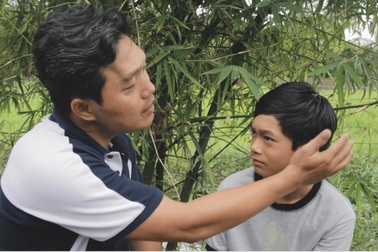 Cảm phục chàng hoạ sĩ khuyết tật dùng giọng hát viết ước mơ cho con