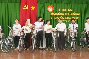 Trao hơn 177 suất học bổng cho trẻ em nghèo đến trường