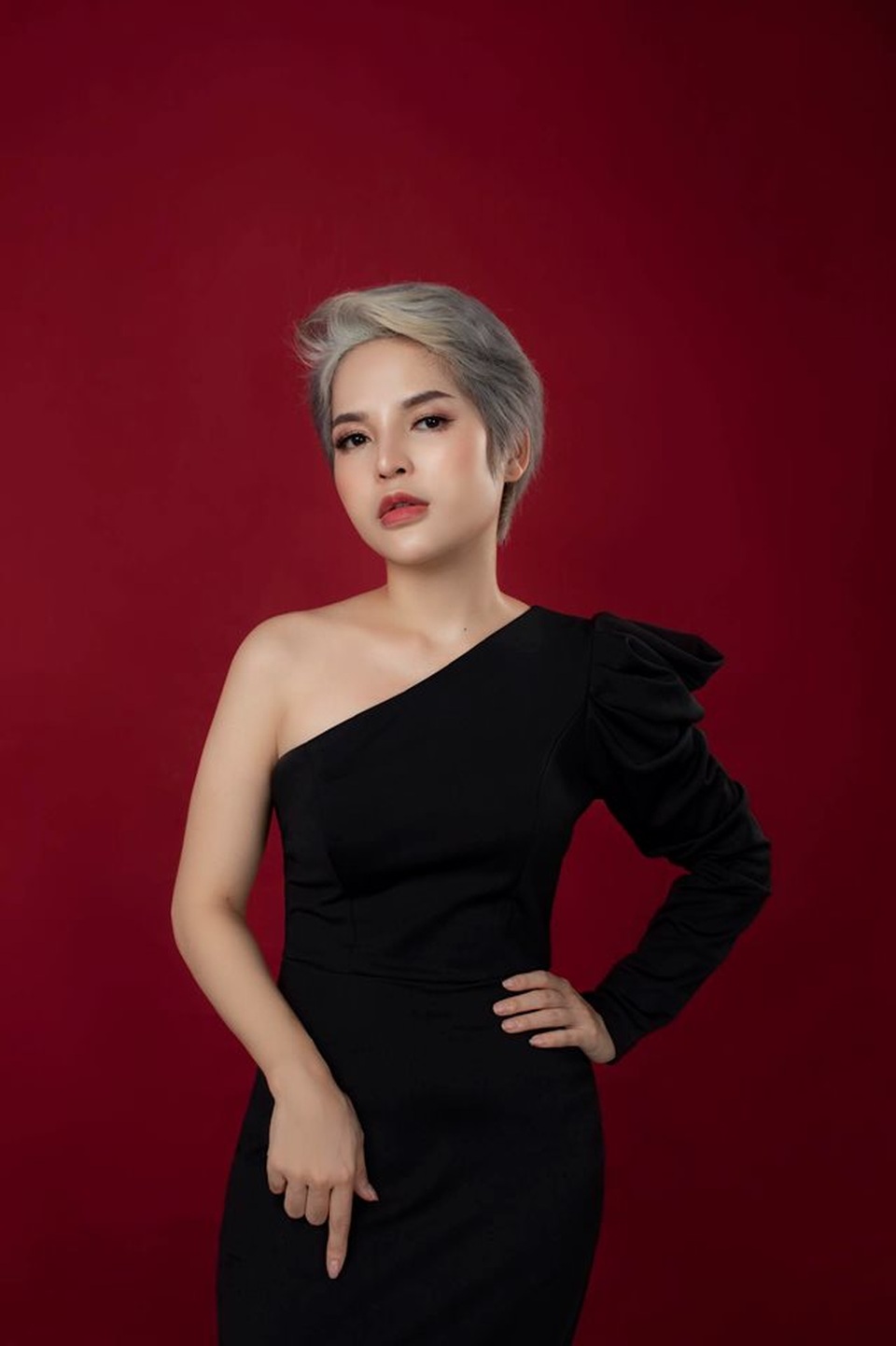 NTK Trần Phương Hoa “gây mê” giới mộ điệu với thiết kế váy cưới phát sáng độc đáo - 5 NTK Trần Phương Hoa “gây mê” giới mộ điệu với thiết kế váy cưới phát sáng độc đáo - 5