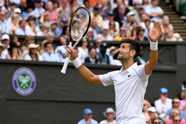 Djokovic lội ngược dòng tiến vào bán kết Wimbledon