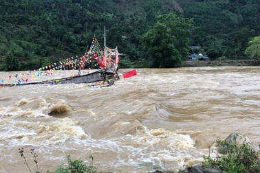 Huy động hơn 100 người tìm kiếm người đàn ông bị lũ cuốn trôi