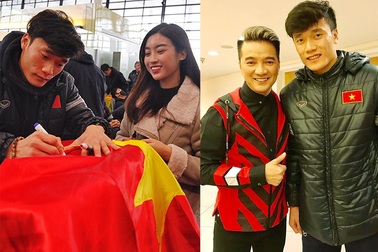 Hoa hậu Đỗ Mỹ Linh tíu tít xin chữ ký, Đàm Vĩnh Hưng hạnh phúc khi gặp U23 Việt Nam