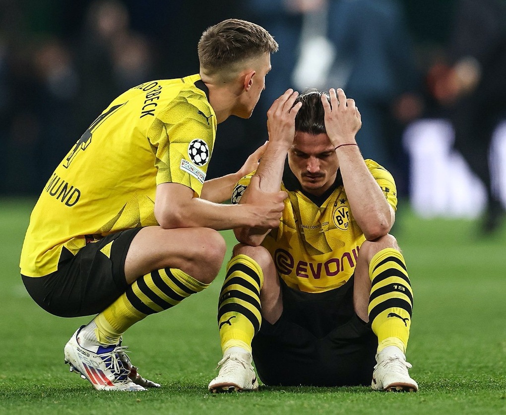 HLV Dortmund khóc nghẹn trong vòng tay của Mourinho - 2 HLV Dortmund khóc nghẹn trong vòng tay của Mourinho - 2