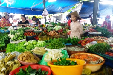 Mưa lũ kéo dài, rau xanh tăng giá