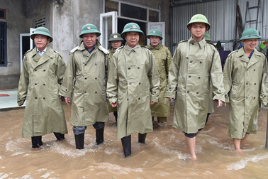 Hình ảnh Phó Thủ tướng dầm mưa trong rốn lũ và dãi nắng trên công trường