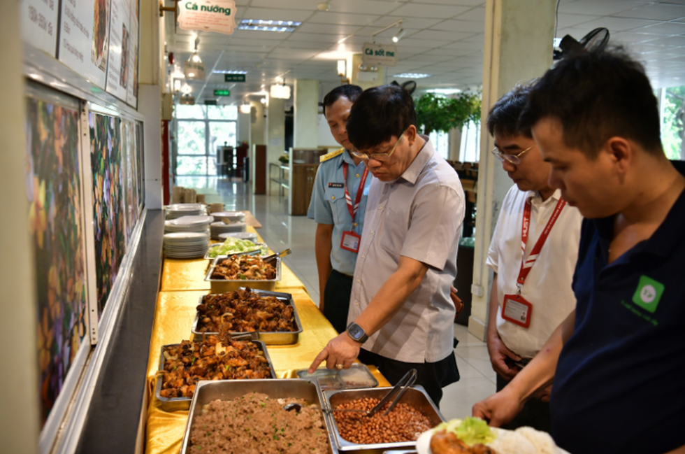 Sinh viên ĐHBK phải ăn cơm canh thừa: Không thể chấp nhận được! - 1 Sinh viên ĐHBK phải ăn cơm canh thừa: Không thể chấp nhận được! - 1