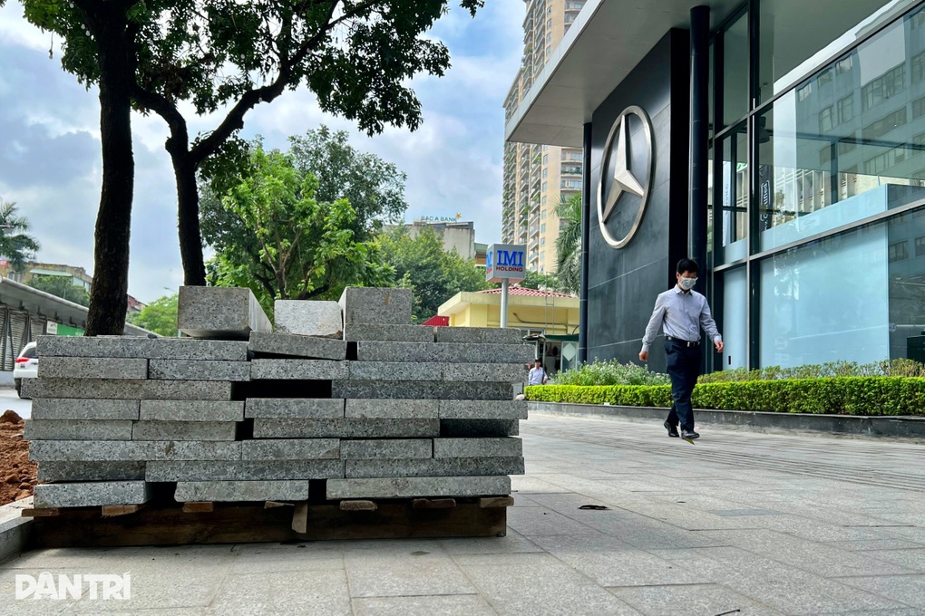 Vì sao vỉa hè Hà Nội lát đá độ bền 70 năm nhưng chết yểu? - 2 Vì sao vỉa hè Hà Nội lát đá độ bền 70 năm nhưng chết yểu? - 2