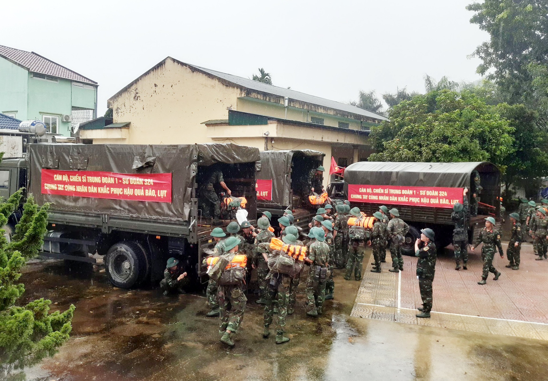 Lực lượng vũ trang có mặt tại điểm nóng giúp dân sau mưa lũ - 1 Lực lượng vũ trang có mặt tại điểm nóng giúp dân sau mưa lũ - 1