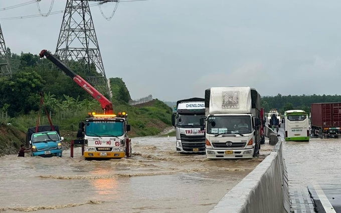 Chính phủ yêu cầu báo cáo vụ ngập lụt trên cao tốc Phan Thiết - Dầu Giây - 1