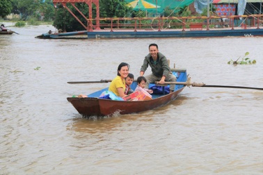 Hàng trăm hộ dân bị nước lũ sông Hoàng Long cô lập