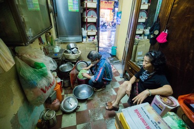 Sống khổ ở phố cổ Hà Nội: Căn nhà 9m2 là lối đi chung của 6 hộ dân khác