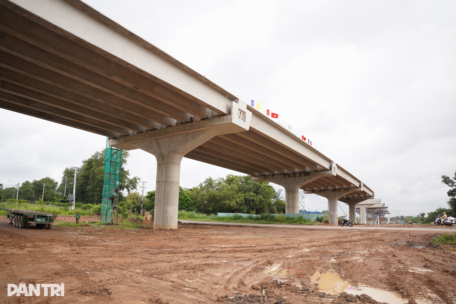 Phó chủ tịch Quốc hội dầm mưa kiểm tra dự án hạ tầng TPHCM - 2 Phó chủ tịch Quốc hội dầm mưa kiểm tra dự án hạ tầng TPHCM - 2