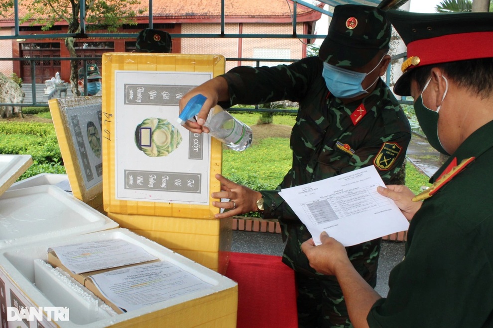 Bà mẹ miền Tây nhận tro cốt: Cuối cùng con nó cũng về nhà nhưng đau quá! - 3 Bà mẹ miền Tây nhận tro cốt: Cuối cùng con nó cũng về nhà nhưng đau quá! - 3