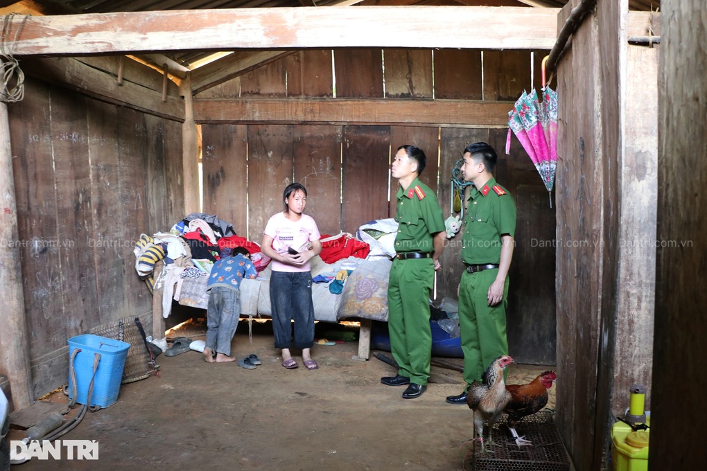 Bé gái mồ côi người Mông: Cháu không được đi học, cũng không có nhà... - 2 Bé gái mồ côi người Mông: Cháu không được đi học, cũng không có nhà... - 2