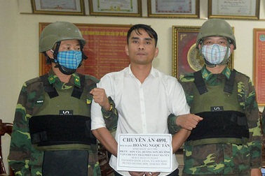 Tóm gọn đối tượng mang theo súng vận chuyển 6 bánh heroin ở vùng biên