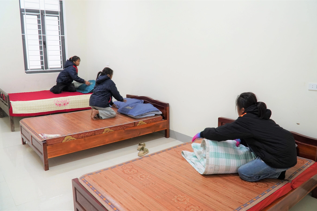 Hỗ trợ tiền xăng cho phụ huynh dân tộc Chứt đưa đón con tới trường - 2 Hỗ trợ tiền xăng cho phụ huynh dân tộc Chứt đưa đón con tới trường - 2