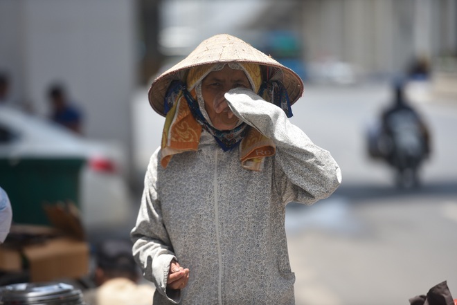 Hà Nội: Mát lòng trà chanh đá miễn phí giữa ngày nắng đỉnh điểm - 23 Hà Nội: Mát lòng trà chanh đá miễn phí giữa ngày nắng đỉnh điểm - 23