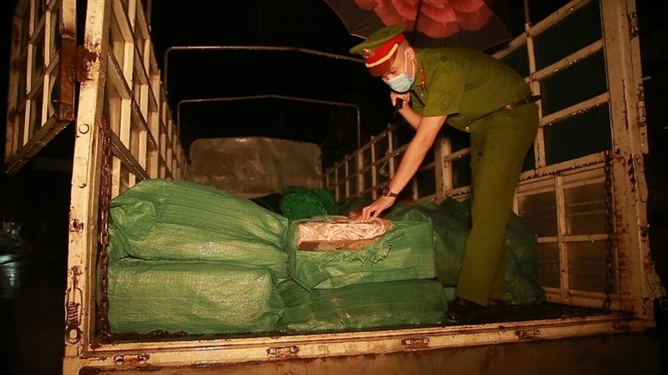 Lào Cai: Bắt giữ ô tô vận chuyển 2,8 tấn chân gà giáp biên giới Trung Quốc  - 1