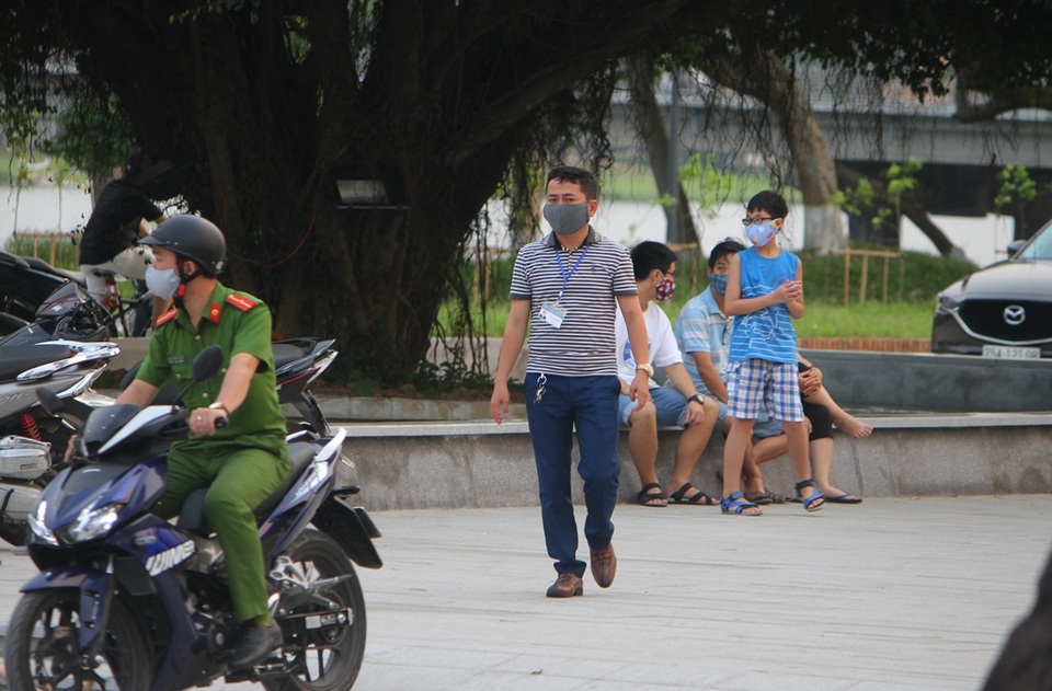Nhiều tỉnh thành xử phạt người không đeo khẩu trang nơi công cộng - 2 Nhiều tỉnh thành xử phạt người không đeo khẩu trang nơi công cộng - 2