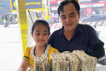 Chuyện xúc động sau vụ em bé mang 6 kg tiền lẻ mua vàng tặng cha