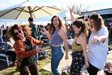 Giải mã sự trái ngược ở hai nước tiêm chủng Covid-19 nhanh nhất thế giới