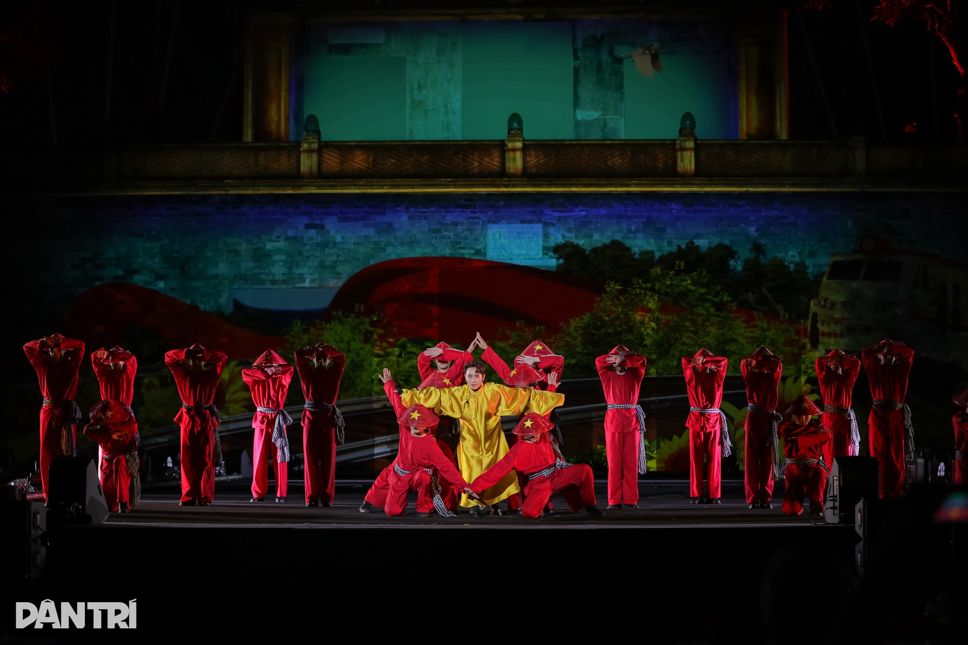 Hoàng Thùy Linh đem bản hit trăm triệu views lên sân khấu lễ hội thế giới - 7 Hoàng Thùy Linh đem bản hit trăm triệu views lên sân khấu lễ hội thế giới - 7