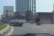 Sốc khoảnh khắc lốp xe tải nổ như bom khi đang di chuyển