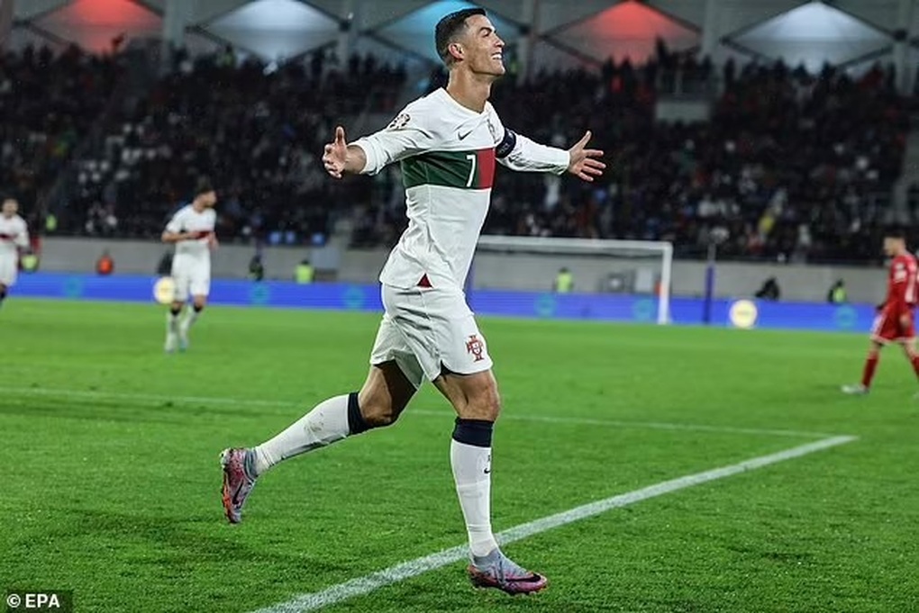 Ronaldo trình làng kiểu ăn mừng mới sau cú đúp bàn thắng cho Bồ Đào Nha - 1 Ronaldo trình làng kiểu ăn mừng mới sau cú đúp bàn thắng cho Bồ Đào Nha - 1