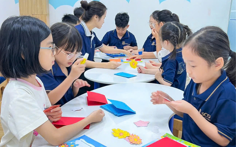 Bahasa Inggeris Scots: Misi untuk menghubungkan dan membawa pengetahuan dunia kepada kanak-kanak Vietnam - 1 Scots English: Sứ mệnh kết nối, đưa tri thức thế giới đến với trẻ em Việt - 1