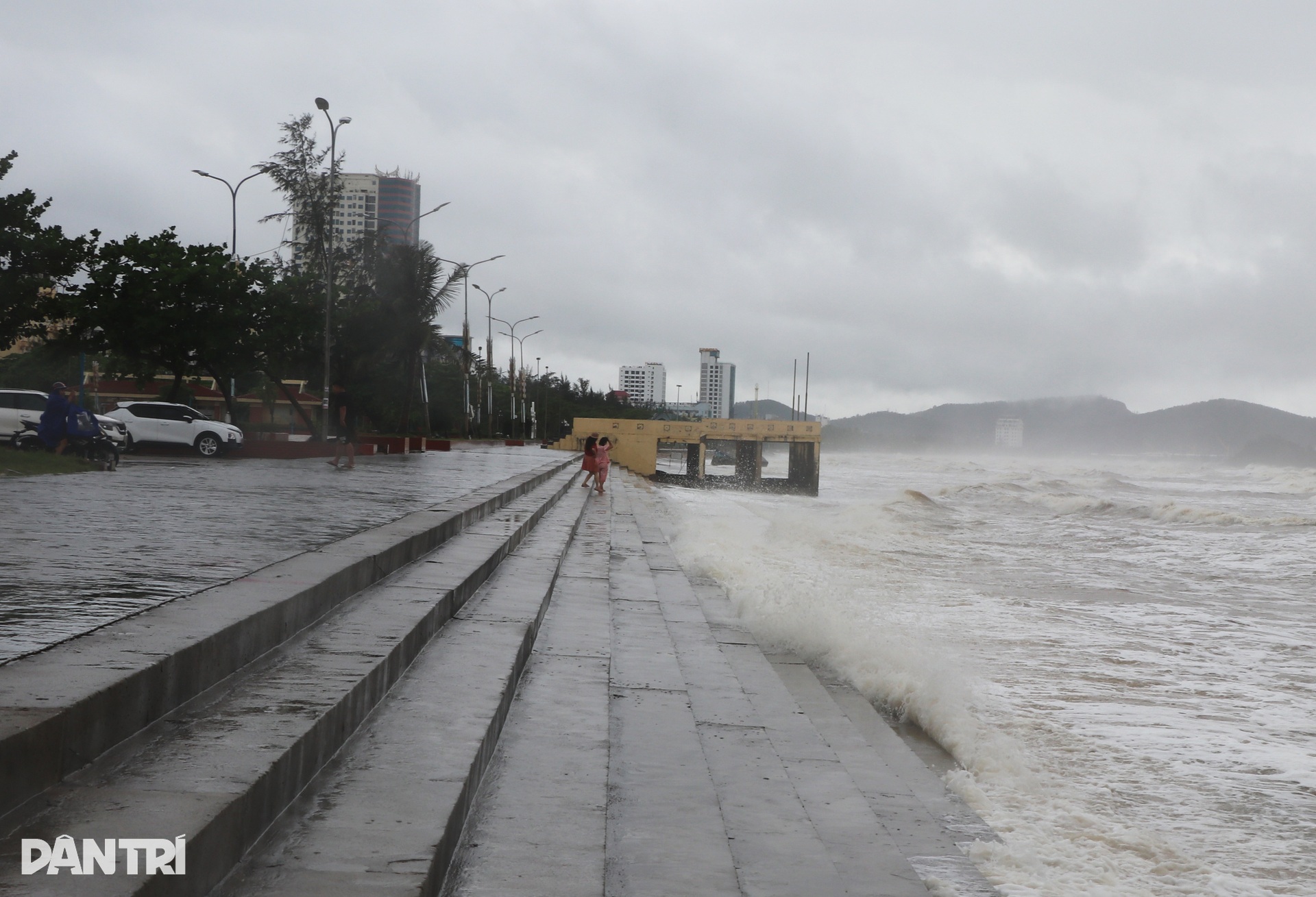 Người dân đứng xem sóng biển cao 2-3m trước giờ bão Bualoi đổ bộ - 8