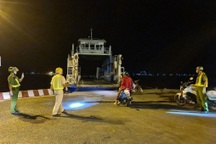 Cảnh sát giao thông dẫn đường đưa gia đình vừa hoàn thành cách ly về nhà