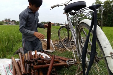 Nhọc nhằn nghề thả trúm bắt lươn