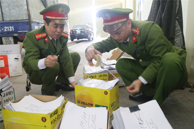 Lực lượng Công an thu giữ các vật chứng.