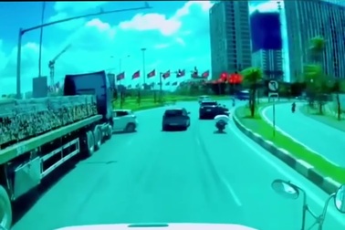 Ô tô gặp nạn vì tài xế nhập làn nguy hiểm