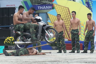 Bộ đội biên phòng trình diễn khí công điêu luyện