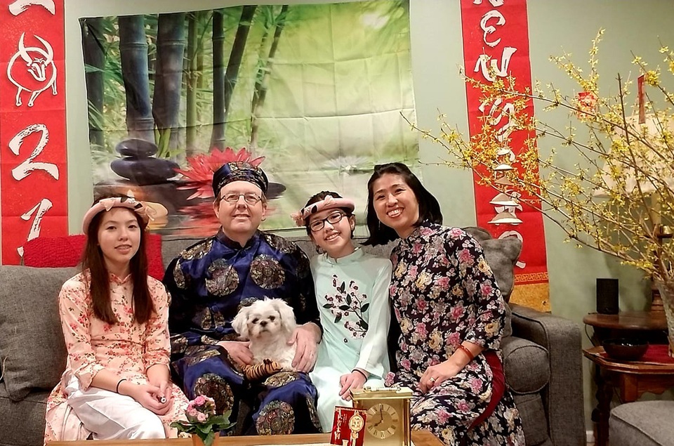 Ông bố Mỹ hát Thương ca tiếng Việt cùng con gái đón Tết Tân Sửu - 1 Ông bố Mỹ hát Thương ca tiếng Việt cùng con gái đón Tết Tân Sửu - 1