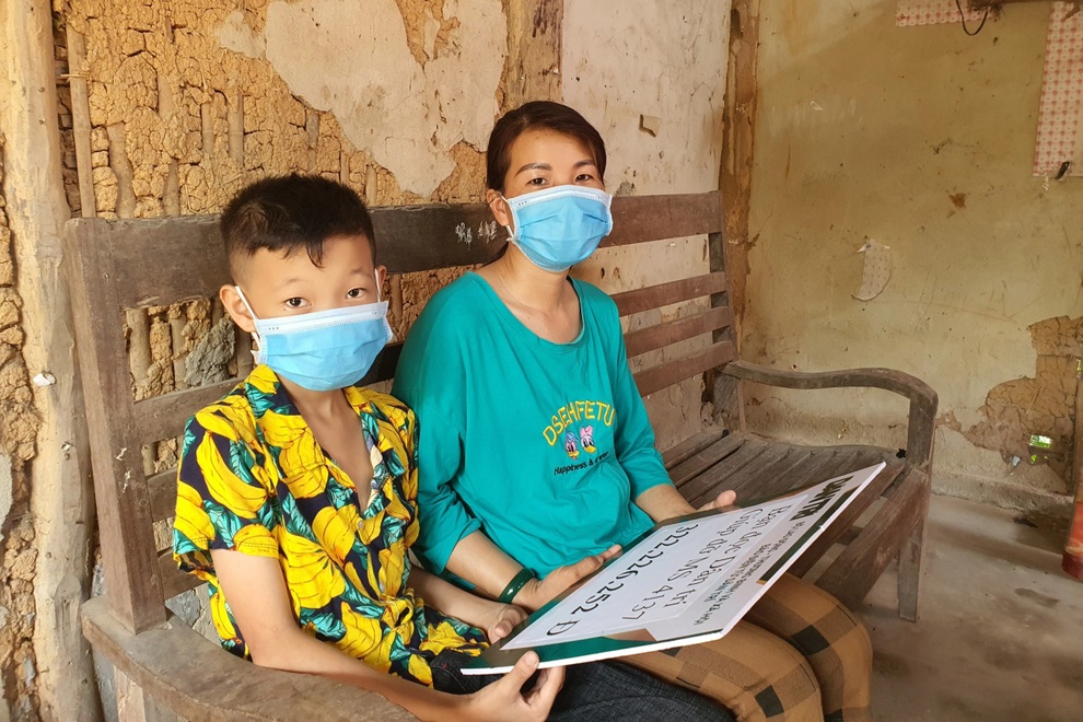 Trao tặng 322 triệu đồng của bạn đọc giúp đỡ mẹ con trong ngôi nhà rách nát - 2 Trao tặng 322 triệu đồng của bạn đọc giúp đỡ mẹ con trong ngôi nhà rách nát - 2