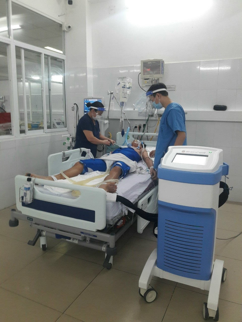Cứu sống nam thanh niên ngưng tim, ngưng thở bằng kỹ thuật hạ thân nhiệt - 1 Cứu sống nam thanh niên ngưng tim, ngưng thở bằng kỹ thuật hạ thân nhiệt - 1