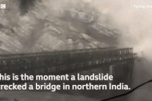 Khoảnh khắc lở đất đánh sập cầu, đè bẹp nhiều ôtô ở Ấn Độ