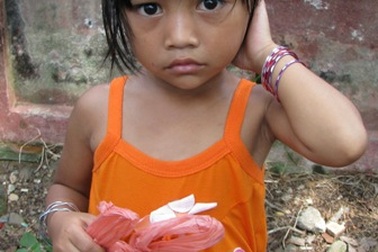 Bé gái 4 tuổi cùng mẹ đi thi tốt nghiệp