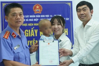 Trao giấy khai sinh cho em bé ở TPHCM bị mẹ và "cha dượng" bạo hành