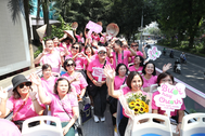 Cùng nơ hồng xuống phố, chị em lan tỏa thông điệp phòng ung thư vú