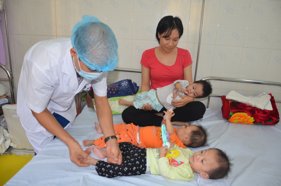Đau nhói lòng cảnh người mẹ cùng lúc sinh 3 con bại não, le lói hy vọng! - 1 Đau nhói lòng cảnh người mẹ cùng lúc sinh 3 con bại não, le lói hy vọng! - 1