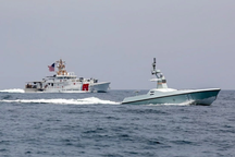 Tàu chiến không người lái của Mỹ băng qua "yết hầu" dầu mỏ thế giới