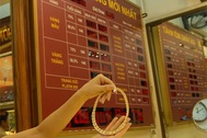 Giá vàng SJC “quay đầu” giảm dù thế giới tăng mạnh