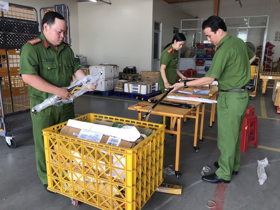 Công an thu giữ nhiều đao, kiếm… chuyển qua đường bưu điện - 1