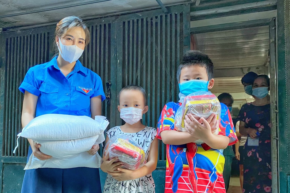 Cán bộ Đoàn ăn vội bữa trưa ở góc cầu thang, tất bật lo cơm cho người nghèo - 3 Cán bộ Đoàn ăn vội bữa trưa ở góc cầu thang, tất bật lo cơm cho người nghèo - 3