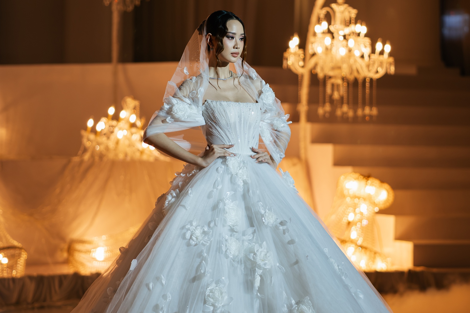 Hoàng Thùy gây sốt với pha xử lý sự cố khi catwalk trên giày cao 20cm - 4 Hoàng Thùy gây sốt với pha xử lý sự cố khi catwalk trên giày cao 20cm - 4